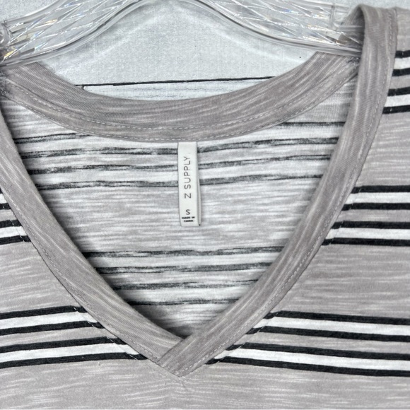 🍭 Z Supply V-Neck Striped Tee - Picture 2 of 4